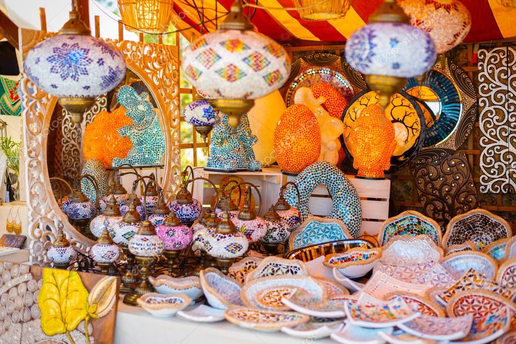Mesa con artesanías y souvenirs inspirados en Misiones