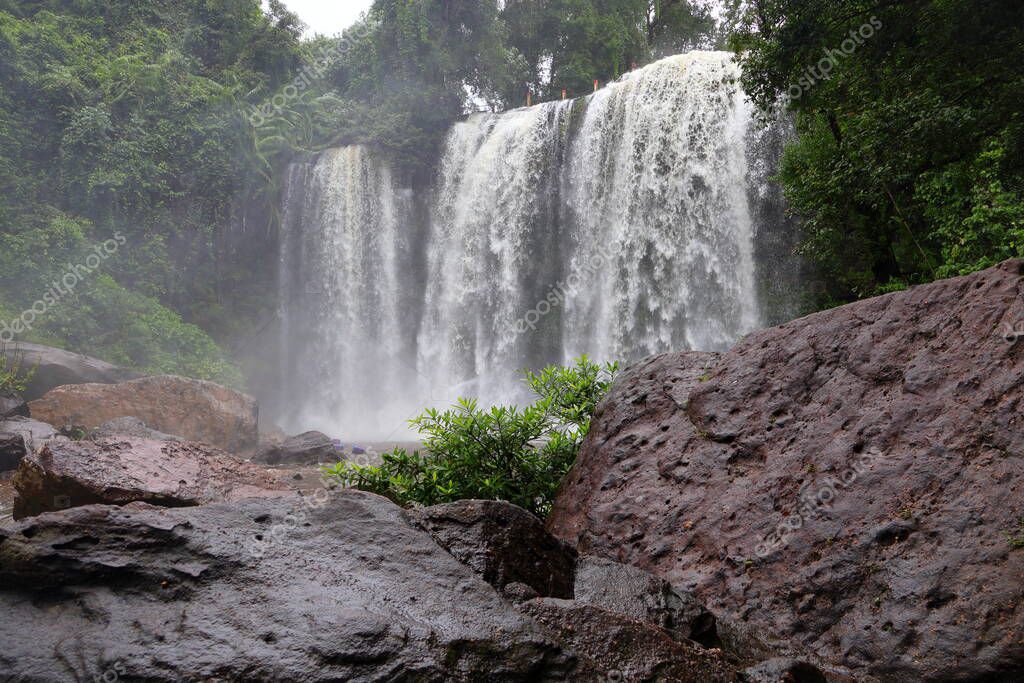 Guía local acompañando a turistas en un recorrido por Misiones